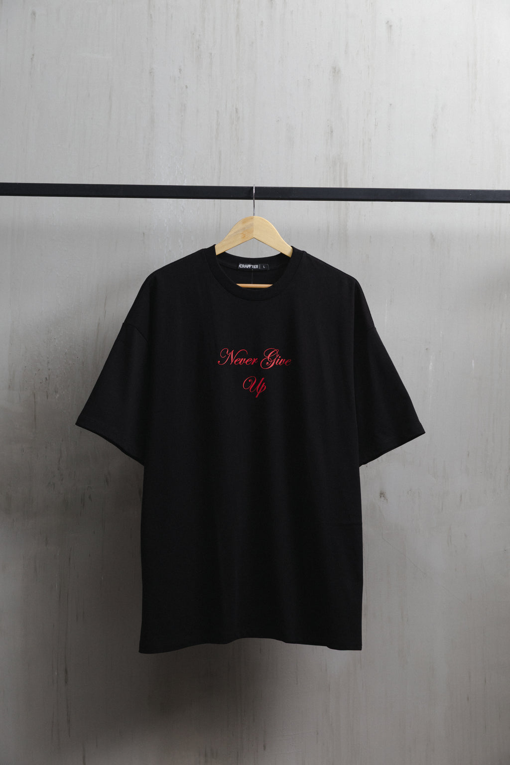 CAMISETA NEVER GIVE UP NEGRO