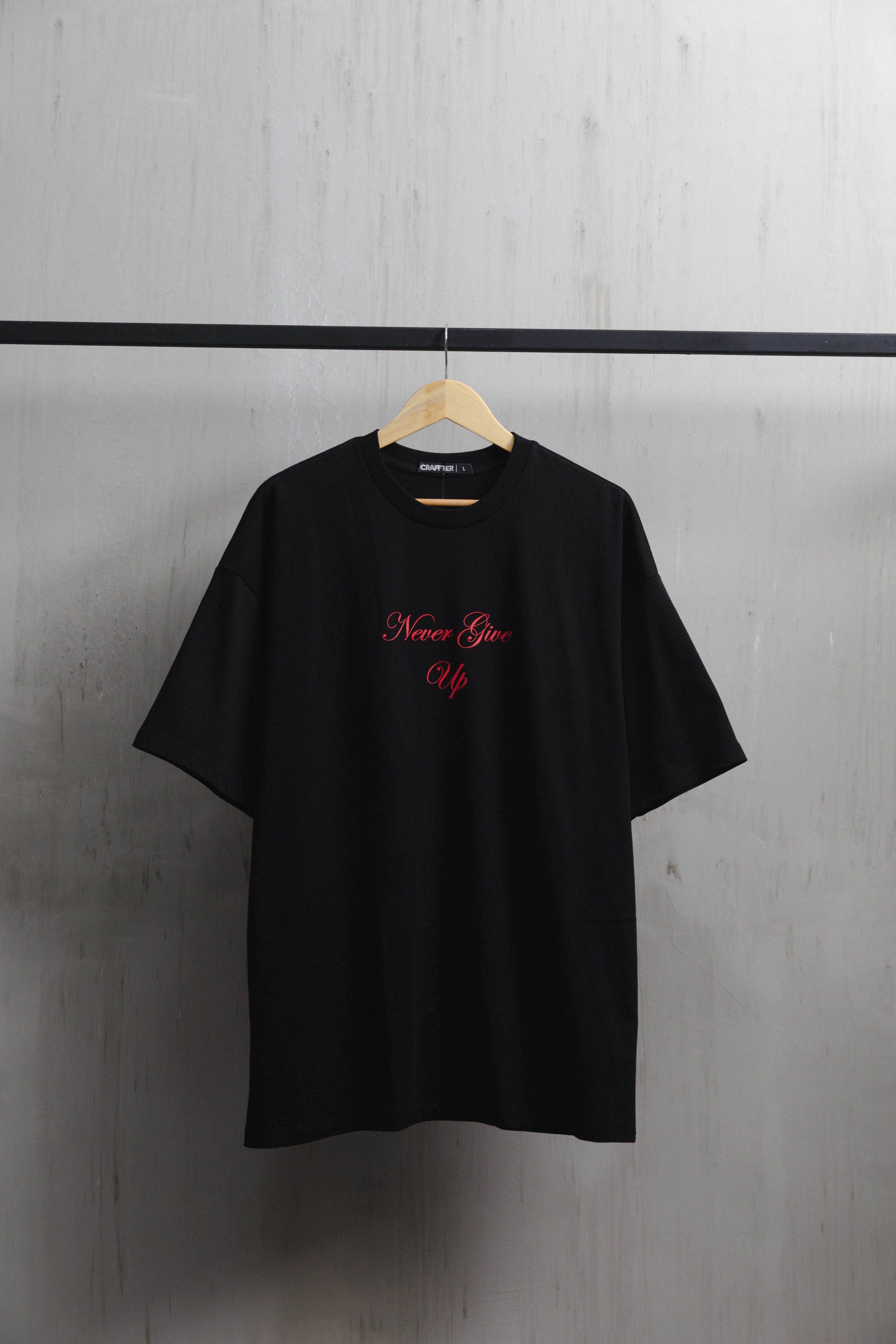 CAMISETA NEVER GIVE UP NEGRO